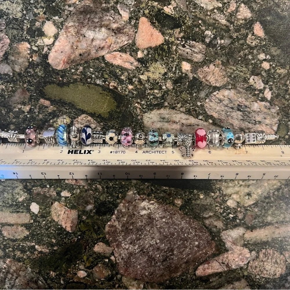 Genuine Pandora bracelet with 20 charms. - Picture 4 of 4
